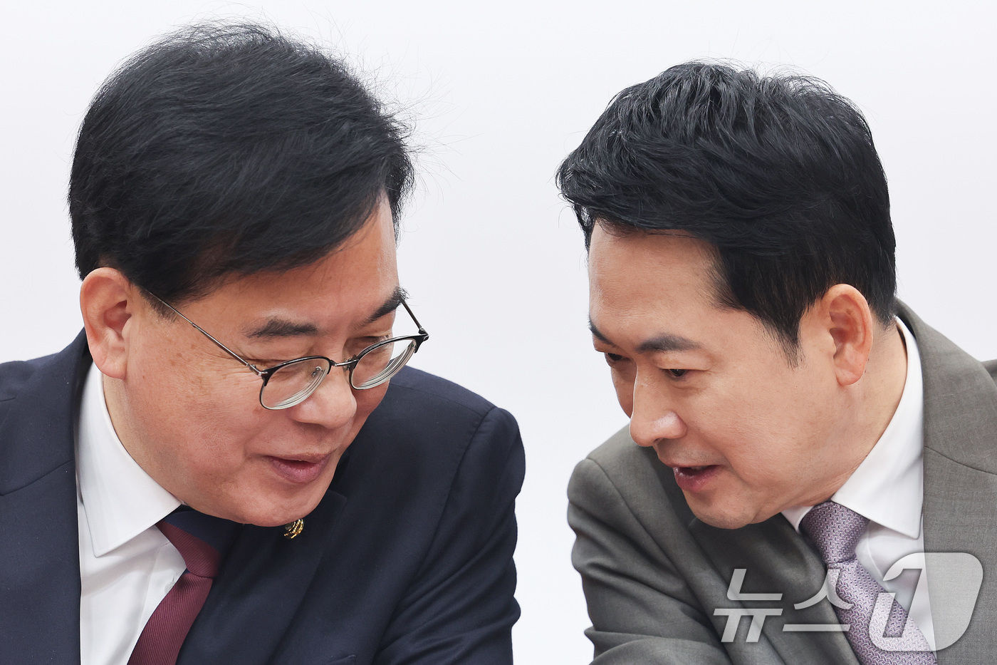 (서울=뉴스1) 신웅수 기자 = 장동혁 국민의힘 대표와 송언석 원내대표가 2일 서울 여의도 국회에서 열린 최고위원회의에서 대화하고 있다. 2026.4.2/뉴스1