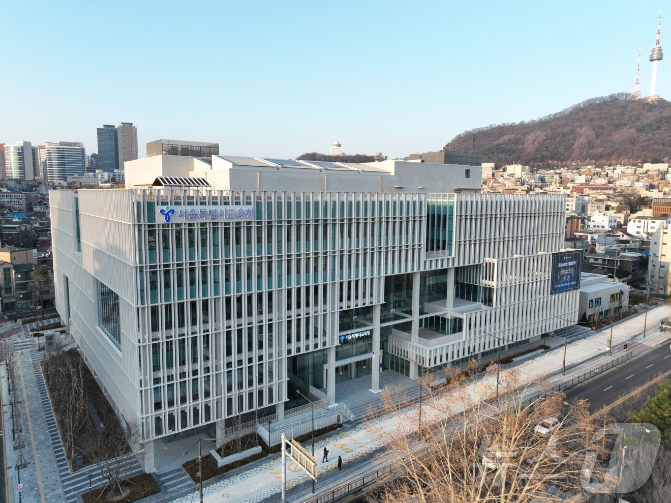 (서울=뉴스1) = 2일 서울시교육청이 공개한 서울 용산구 서울시교육청 신청사의 모습. 서울시교육청은 지난 1일 45년간 사용했던 종로구 청사에서 용산구 신청사로 이전하는 신청사 …