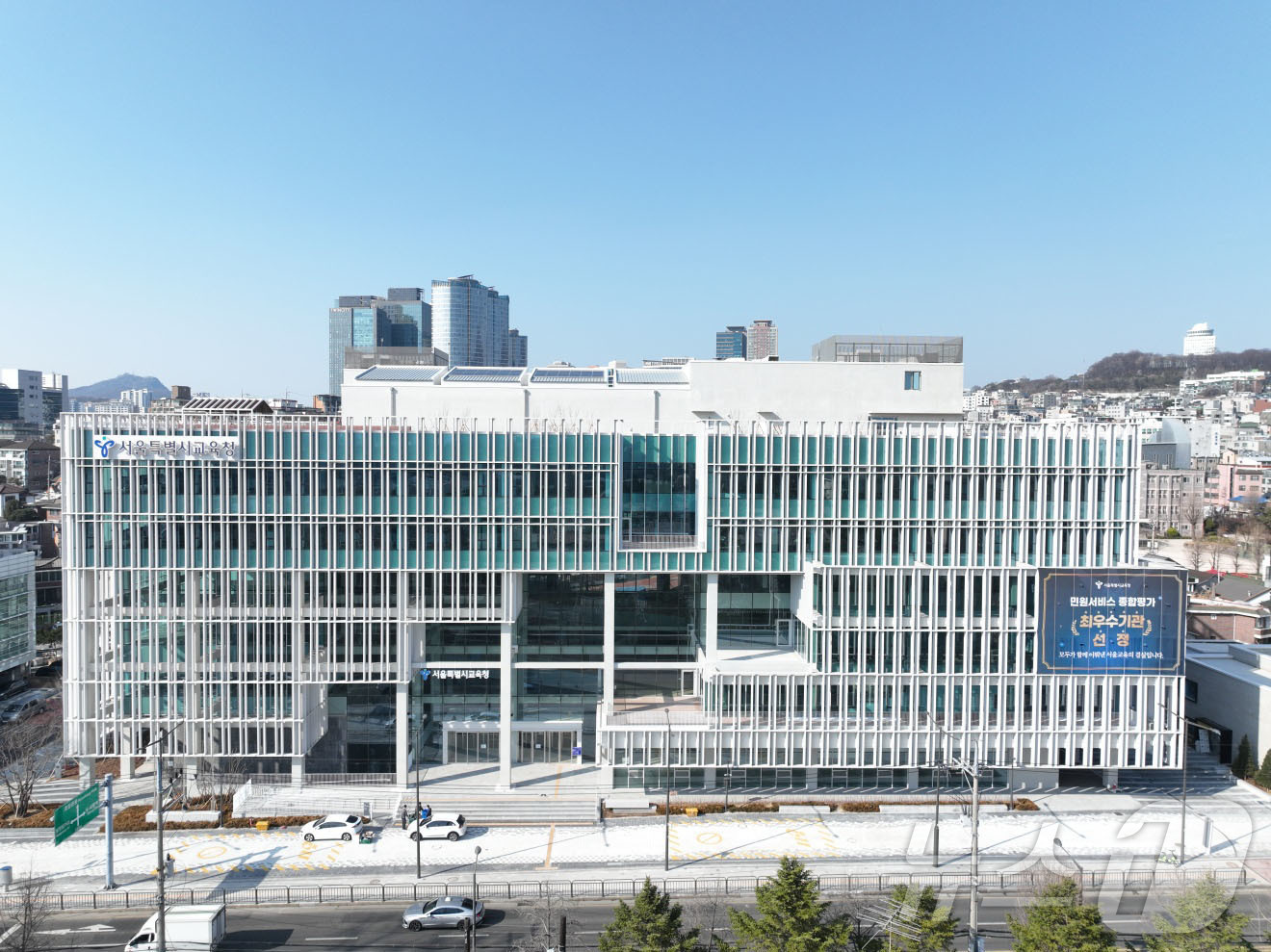 (서울=뉴스1) = 2일 서울시교육청이 공개한 서울 용산구 서울시교육청 신청사의 모습. 서울시교육청은 지난 1일 45년간 사용했던 종로구 청사에서 용산구 신청사로 이전하는 신청사 …