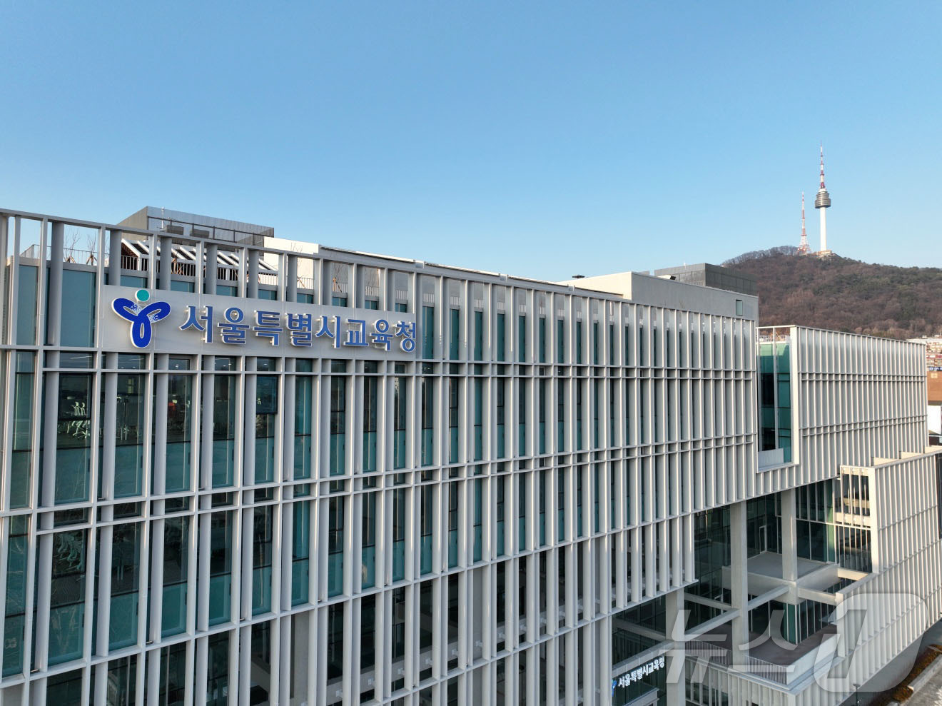 (서울=뉴스1) = 2일 서울시교육청이 공개한 서울 용산구 서울시교육청 신청사의 모습. 서울시교육청은 지난 1일 45년간 사용했던 종로구 청사에서 용산구 신청사로 이전하는 신청사 …