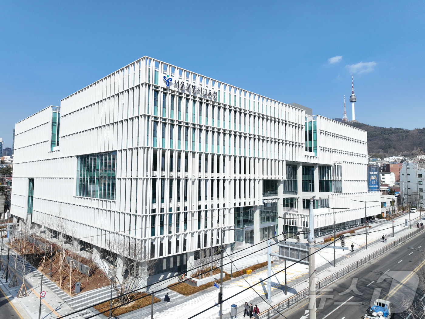 (서울=뉴스1) = 2일 서울시교육청이 공개한 서울 용산구 서울시교육청 신청사의 모습. 서울시교육청은 지난 1일 45년간 사용했던 종로구 청사에서 용산구 신청사로 이전하는 신청사 …
