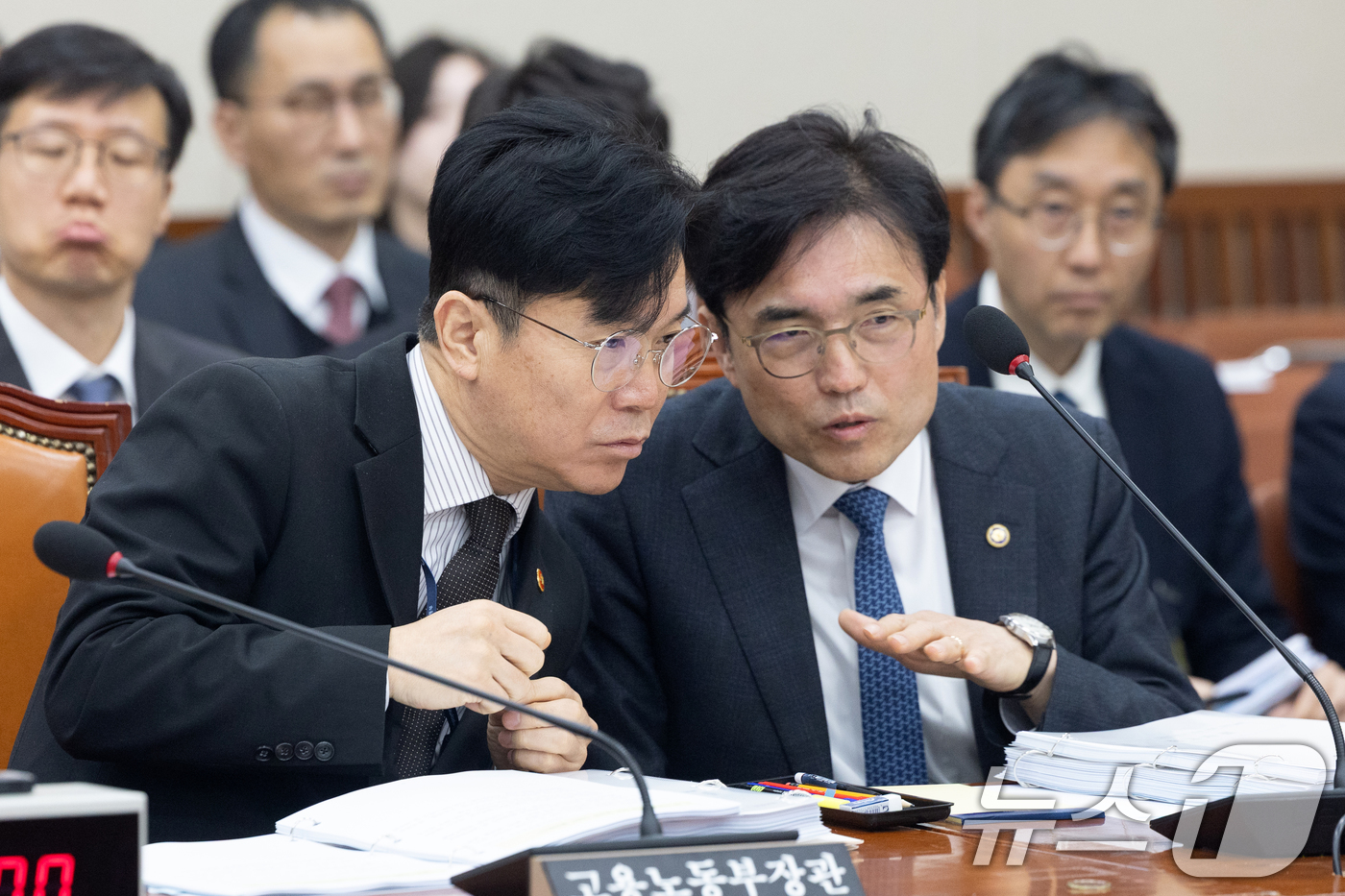 (서울=뉴스1) 이승배 기자 = 김영훈 고용노동부 장관이 2일 서울 여의도 국회에서 열린 제433회국회(임시회) 기후에너지환경노동위원회 제4차 전체회의에서 권창준 차관과 대화하고 …