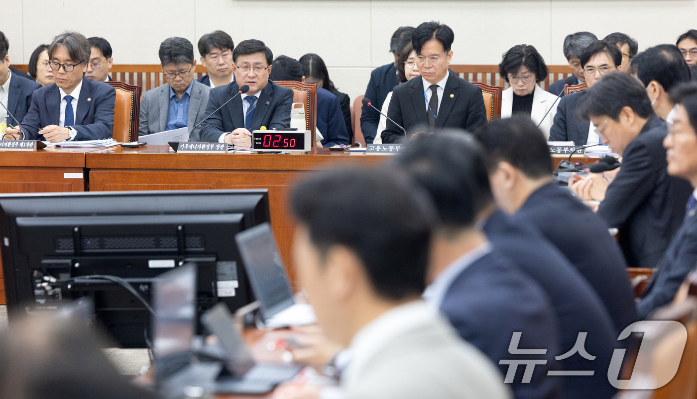 (서울=뉴스1) 이승배 기자 = 김성환 기후에너지환경부 장관이 2일 서울 여의도 국회에서 열린 제433회국회(임시회) 기후에너지환경노동위원회 제4차 전체회의에서 의원 질의에 답변하 …