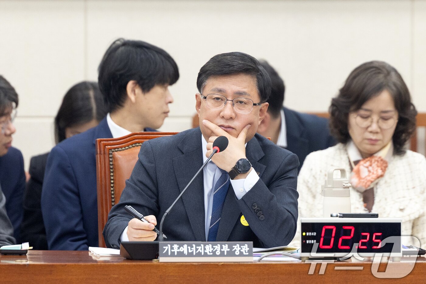 본문 이미지 - 김성환 기후에너지환경부 장관이 서울 여의도 국회에서 열린 제433회국회(임시회) 기후에너지환경노동위원회 제4차 전체회의에서 의원 질의를 듣고 있다. 2026.4.2 ⓒ 뉴스1 이승배 기자