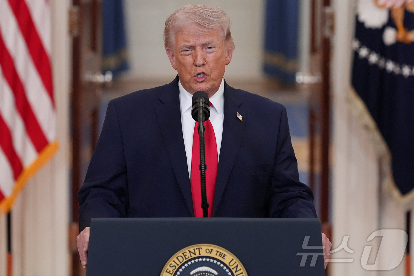 (로이터=뉴스1) 송원영 기자 = 도널드 트럼프 미국 대통령이 1일(현지시간) 미국 워싱턴 D.C. 백악관에서 이란 전쟁 관련 대국민 연설을 하고 있다. ⓒ 로이터=뉴스1