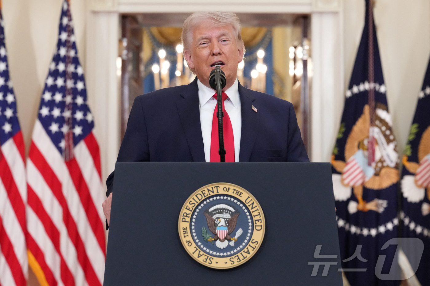 (로이터=뉴스1) 송원영 기자 = 도널드 트럼프 미국 대통령이 1일(현지시간) 미국 워싱턴 D.C. 백악관에서 이란 전쟁 관련 대국민 연설을 하고 있다. ⓒ 로이터=뉴스1