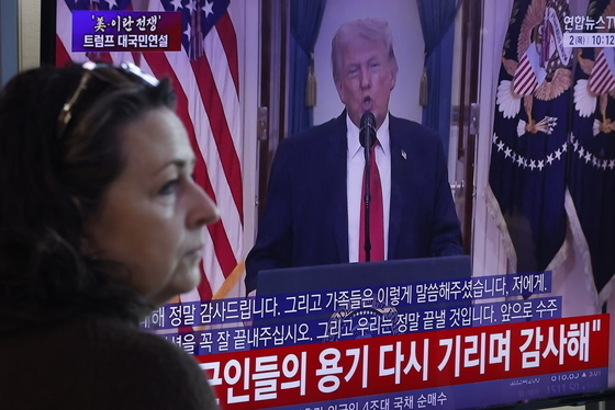 서울역에서 트럼프 대통령 연설 바라보는 외국인 관광객