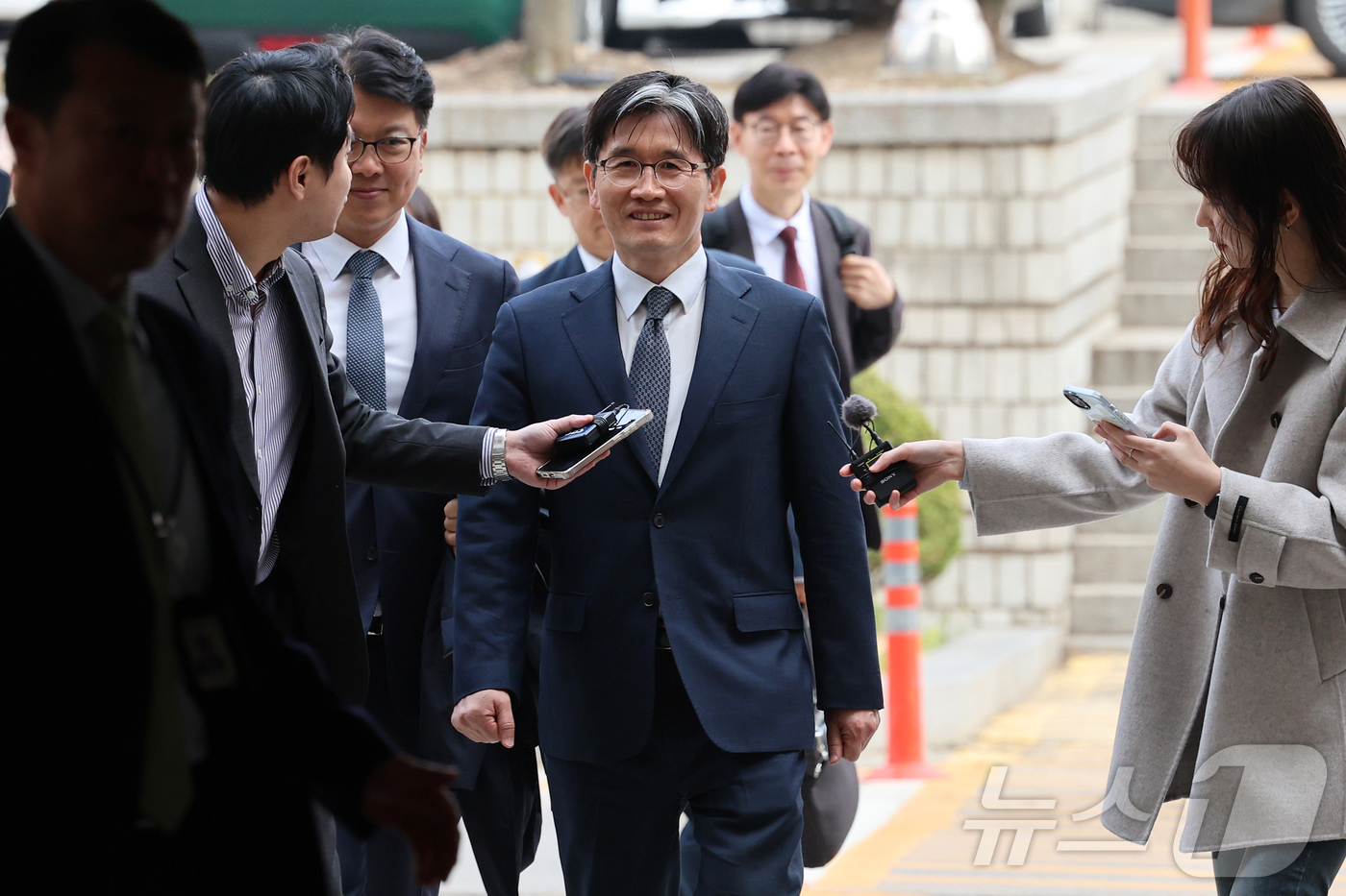 (서울=뉴스1) 최지환 기자 = '순직 해병 수사 외압 의혹' 수사를 방해했다는 혐의를 받는 오동운 고위공직자범죄수사처장이 2일 서울 서초구 서울중앙지방법원에서 열린 1차 공판에 …