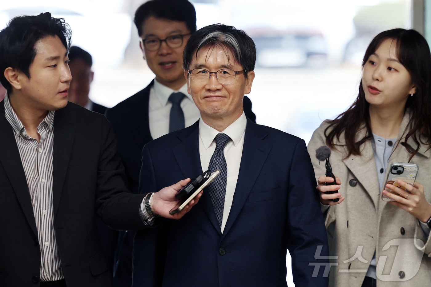 (서울=뉴스1) 최지환 기자 = '순직 해병 수사 외압 의혹' 수사를 방해했다는 혐의를 받는 오동운 고위공직자범죄수사처장이 2일 서울 서초구 서울중앙지방법원에서 열린 1차 공판에 …