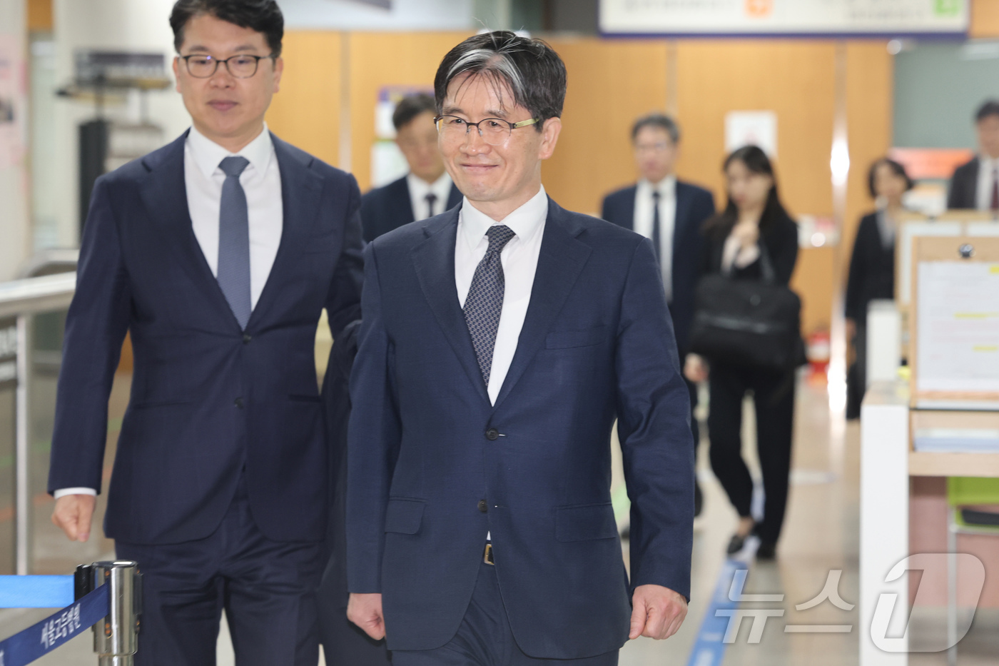 (서울=뉴스1) 최지환 기자 = '순직 해병 수사 외압 의혹' 수사를 방해했다는 혐의를 받는 오동운 고위공직자범죄수사처장이 2일 서울 서초구 서울중앙지방법원에서 열린 1차 공판에 …