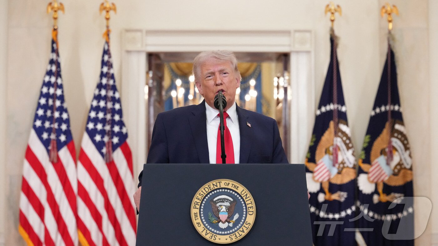 본문 이미지 - 도널드 트럼프 미국 대통령이 1일(현지시간) 미국 워싱턴 D.C. 백악관에서 이란 전쟁 관련 대국민 연설을 하고 있다. ⓒ 로이터=뉴스1 ⓒ 로이터=뉴스1