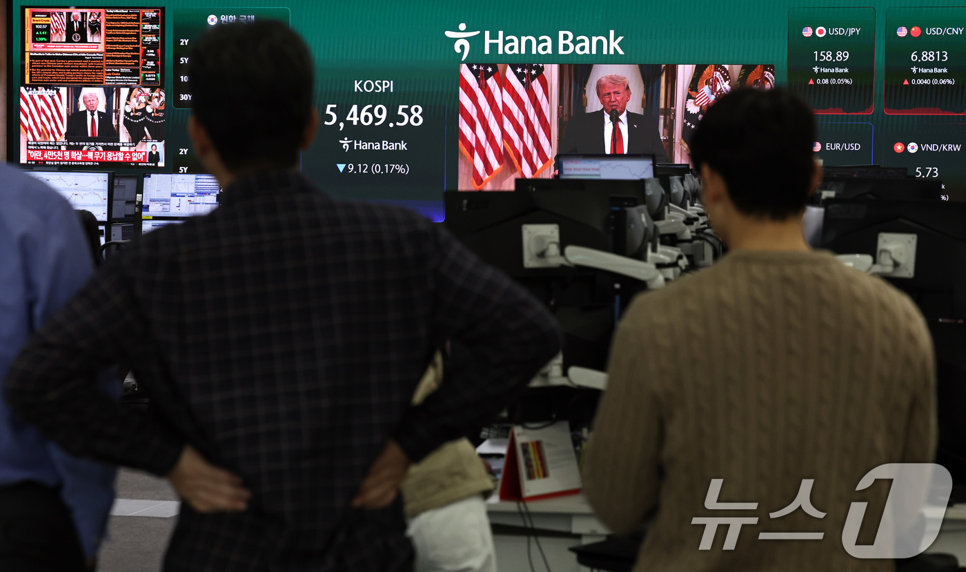 (서울=뉴스1) 구윤성 기자 = 2일 오전 서울 중구 하나은행 딜링룸에 코스피 지수와 함께 도널드 트럼프의 중동사태 관련 대국민 연설 생중계 화면이 송출되고 있다.  2026.4. …