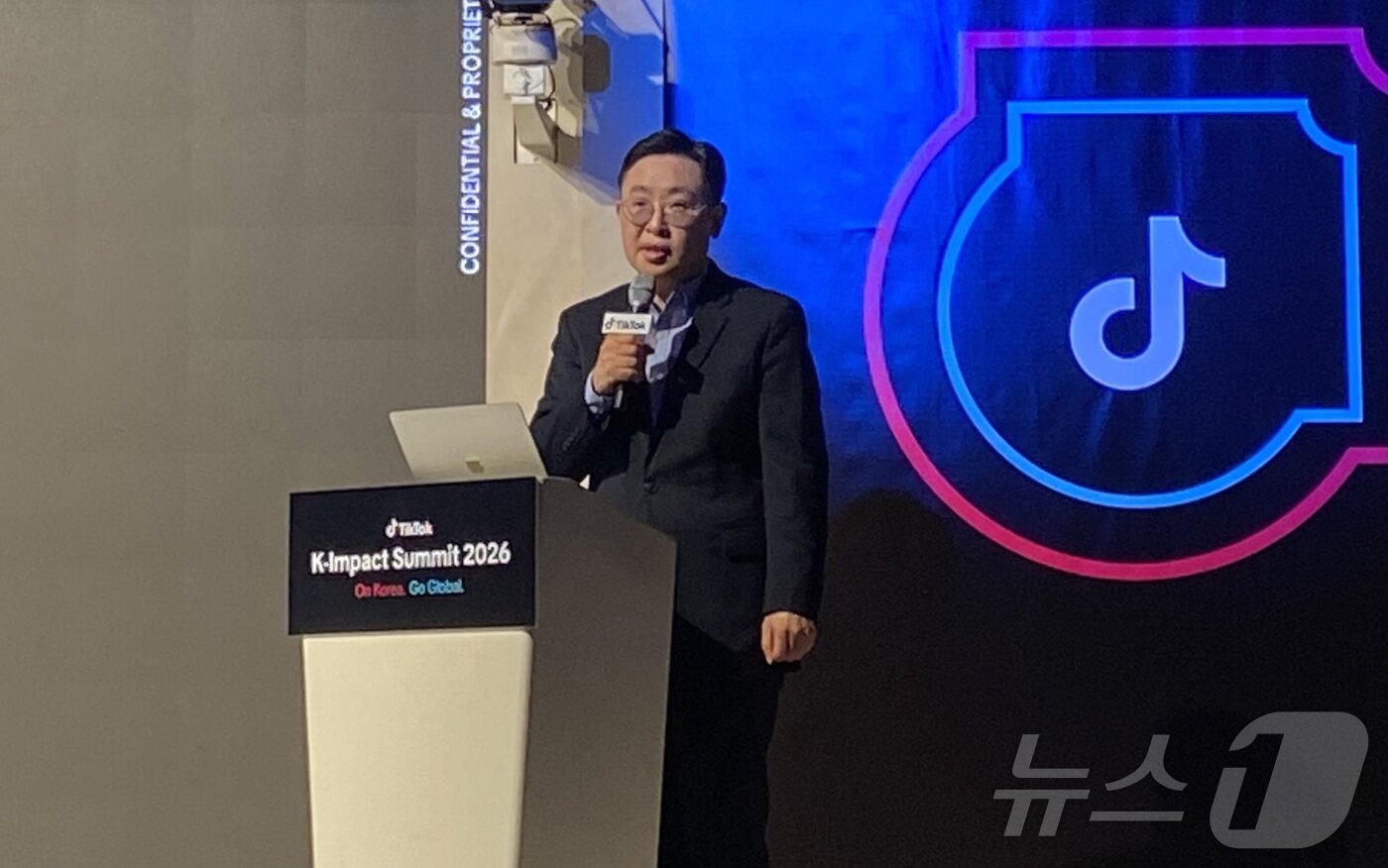 본문 이미지 - 정재훈 틱톡코리아 운영 총괄이 2일 서울 강남구 엘리에나 호텔 서울강남에서 열린 '틱톡 K-임팩트 서밋 2026' 간담회에 참석해 발표하고 있다. 2026.04.02. ⓒ 뉴스1 신은빈 기자