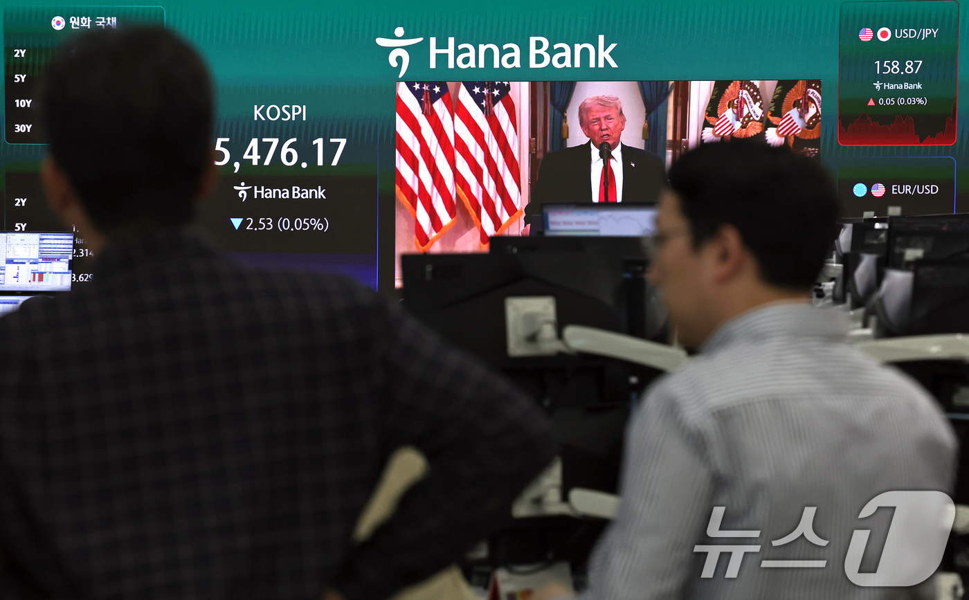 (서울=뉴스1) 구윤성 기자 = 2일 오전 서울 중구 하나은행 딜링룸에 코스피 지수와 함께 도널드 트럼프의 중동사태 관련 대국민 연설 생중계 화면이 송출되고 있다.  2026.4. …