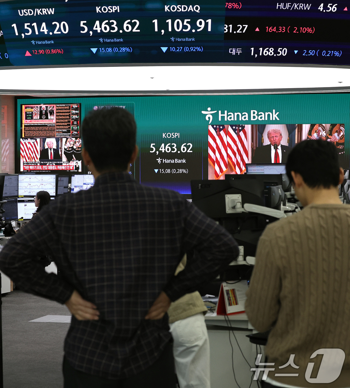 (서울=뉴스1) 구윤성 기자 = 2일 오전 서울 중구 하나은행 딜링룸에 코스피 지수와 함께 도널드 트럼프의 중동사태 관련 대국민 연설 생중계 화면이 송출되고 있다.  2026.4. …