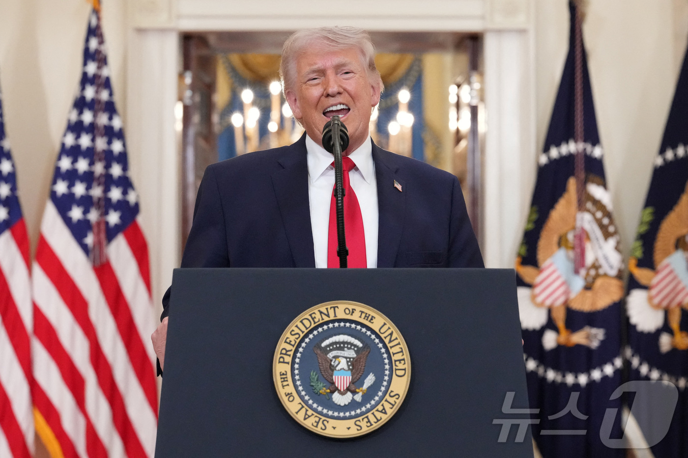 (로이터=뉴스1) 송원영 기자 = 도널드 트럼프 미국 대통령이 1일(현지시간) 미국 워싱턴 D.C. 백악관에서 이란 전쟁 관련 대국민 연설을 하고 있다. ⓒ 로이터=뉴스1ⓒ 로이터 …