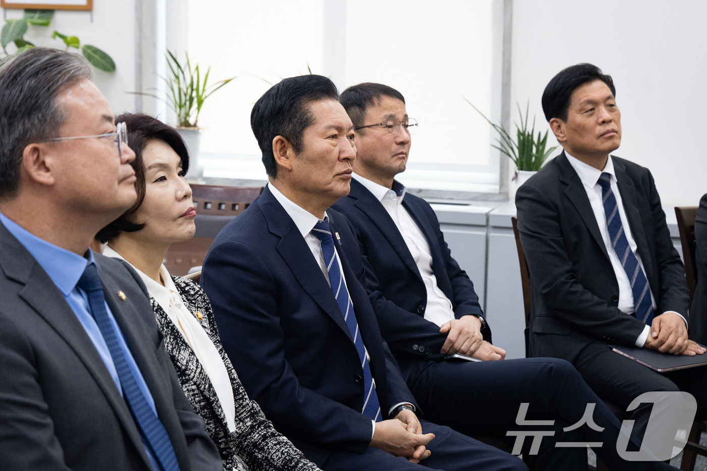 (서울=뉴스1) 유승관 기자 = 정청래 더불어민주당 대표와 한병도 원내대표를 비롯한 지도부가 2일 서울 여의도 국회에서 도널드 트럼프 미국 대통령의 이란 전쟁에 대한 대국민연설 생 …