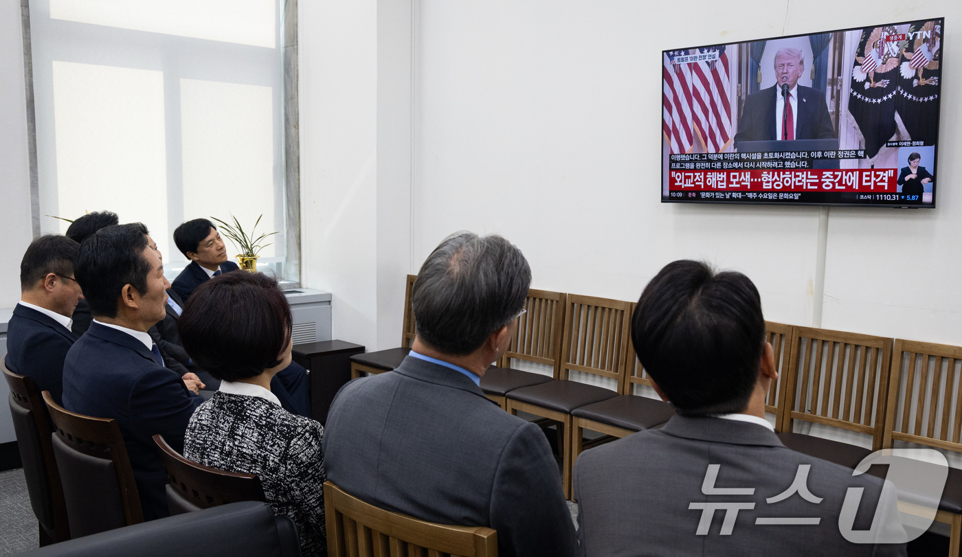 (서울=뉴스1) 유승관 기자 = 정청래 더불어민주당 대표와 한병도 원내대표를 비롯한 지도부가 2일 서울 여의도 국회에서 도널드 트럼프 미국 대통령의 이란 전쟁에 대한 대국민연설 생 …