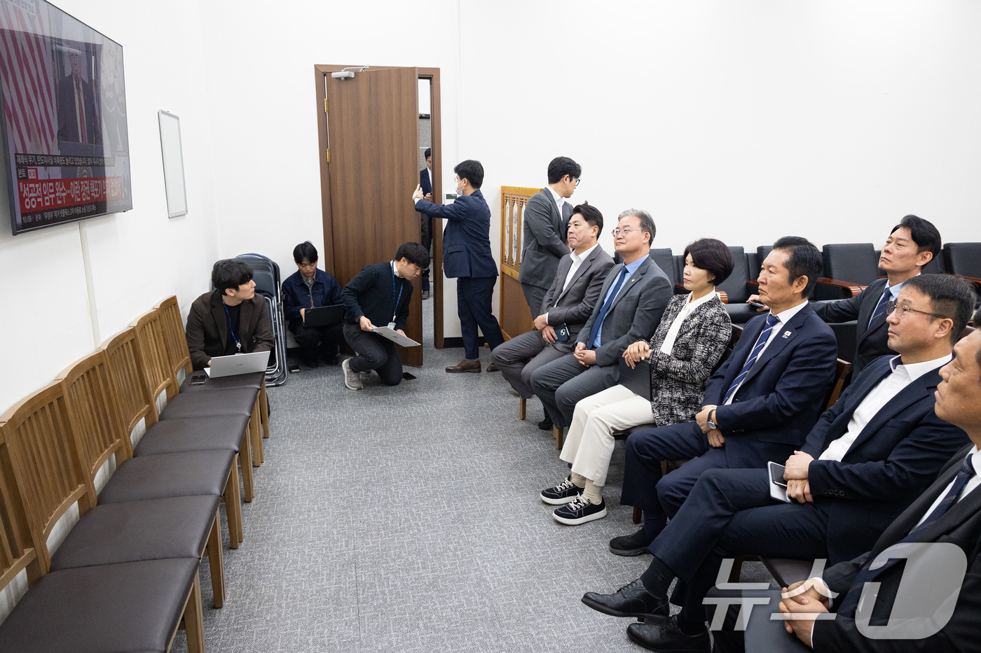 (서울=뉴스1) 유승관 기자 = 정청래 더불어민주당 대표와 한병도 원내대표를 비롯한 지도부가 2일 서울 여의도 국회에서 도널드 트럼프 미국 대통령의 이란 전쟁에 대한 대국민연설 생 …