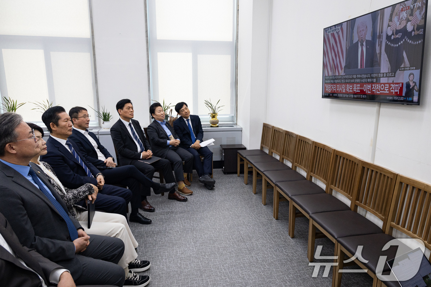 (서울=뉴스1) 유승관 기자 = 정청래 더불어민주당 대표와 한병도 원내대표를 비롯한 지도부가 2일 서울 여의도 국회에서 도널드 트럼프 미국 대통령의 이란 전쟁에 대한 대국민연설 생 …