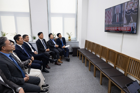 더불어민주당 지도부, 도널드 트럼프 미국 대통령 대국민연설 생중계 시청