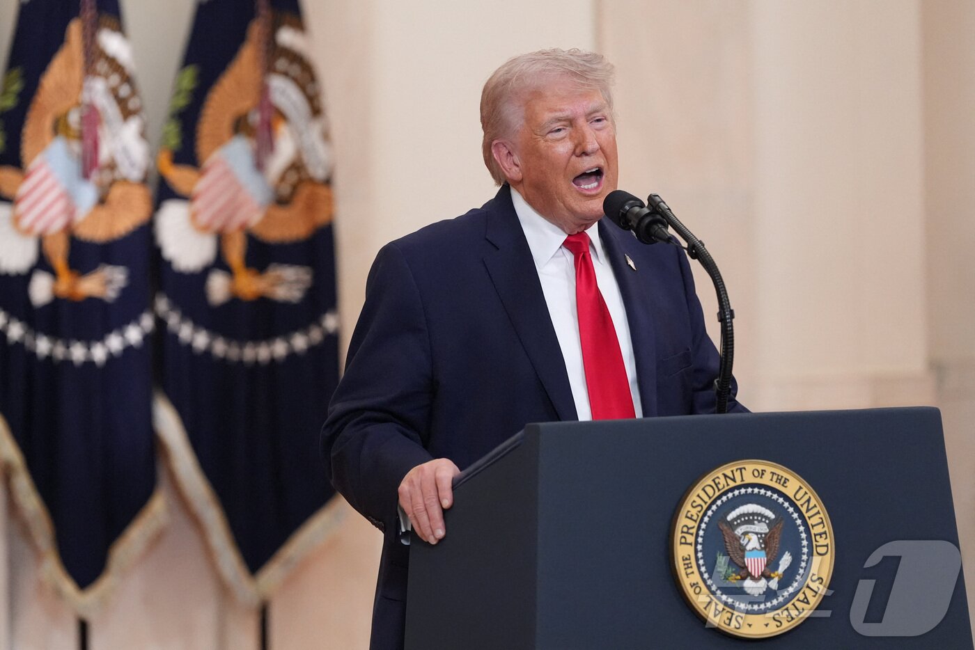 본문 이미지 - 도널드 트럼프 미국 대통령이 1일(현지시간) 미국 워싱턴 D.C. 백악관에서 이란 전쟁 관련 대국민 연설을 하고 있다. ⓒ 로이터=뉴스1 ⓒ 로이터=뉴스1