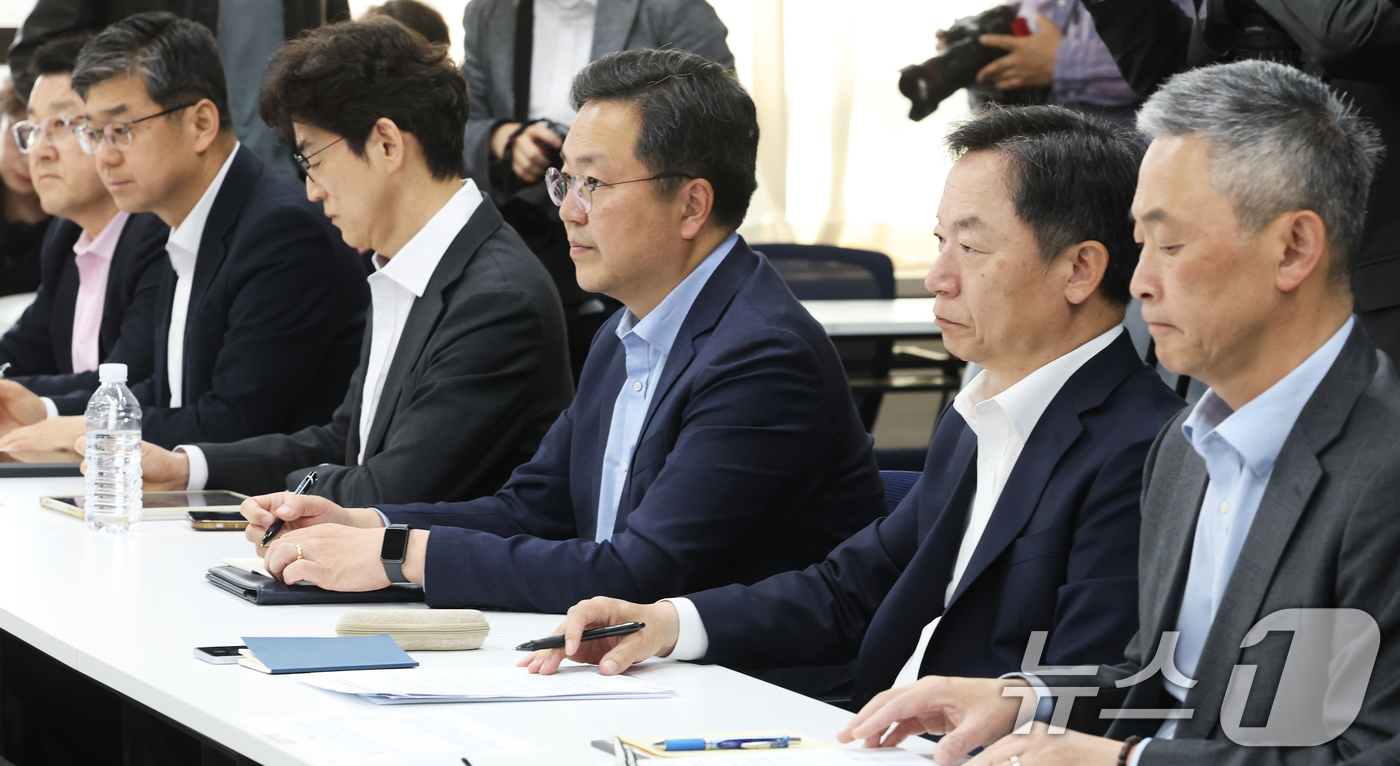 (서울=뉴스1) 오대일 기자 = 2일 오전 서울 영등포구 중소기업중앙회에서 열린 중동전쟁 관련 업종별 석유화학 제품 수급상황 점검회의에서 석화 업계 관계자들이 김정관 산업통상부 장 …