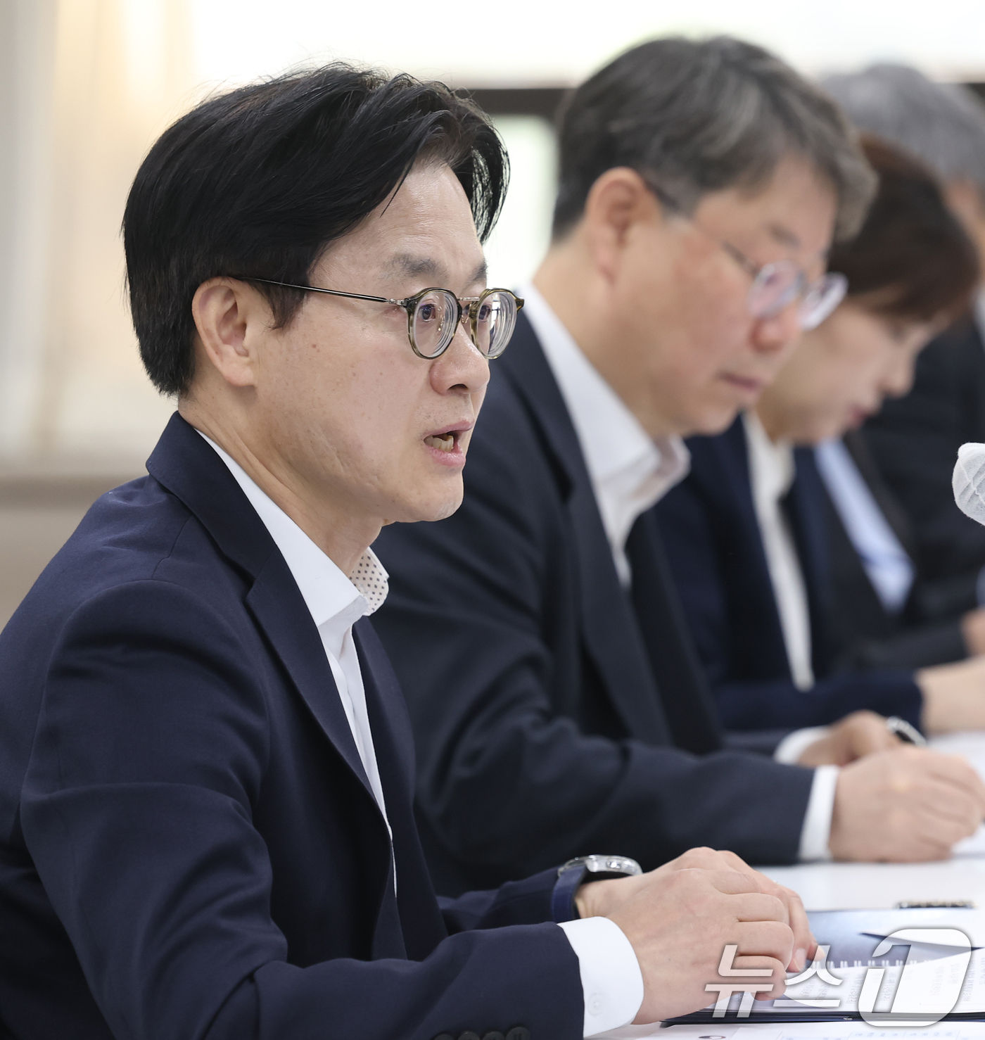 (서울=뉴스1) 오대일 기자 = 김정관 산업통상부 장관이 2일 오전 서울 영등포구 중소기업중앙회에서 열린 중동전쟁 관련 업종별 석유화학 제품 수급상황 점검회의에서 모두발언을 하고 …