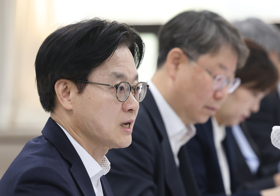 중동전쟁 관련 석화 제품 수급상황 점검회의 주재하는 김정관 장관