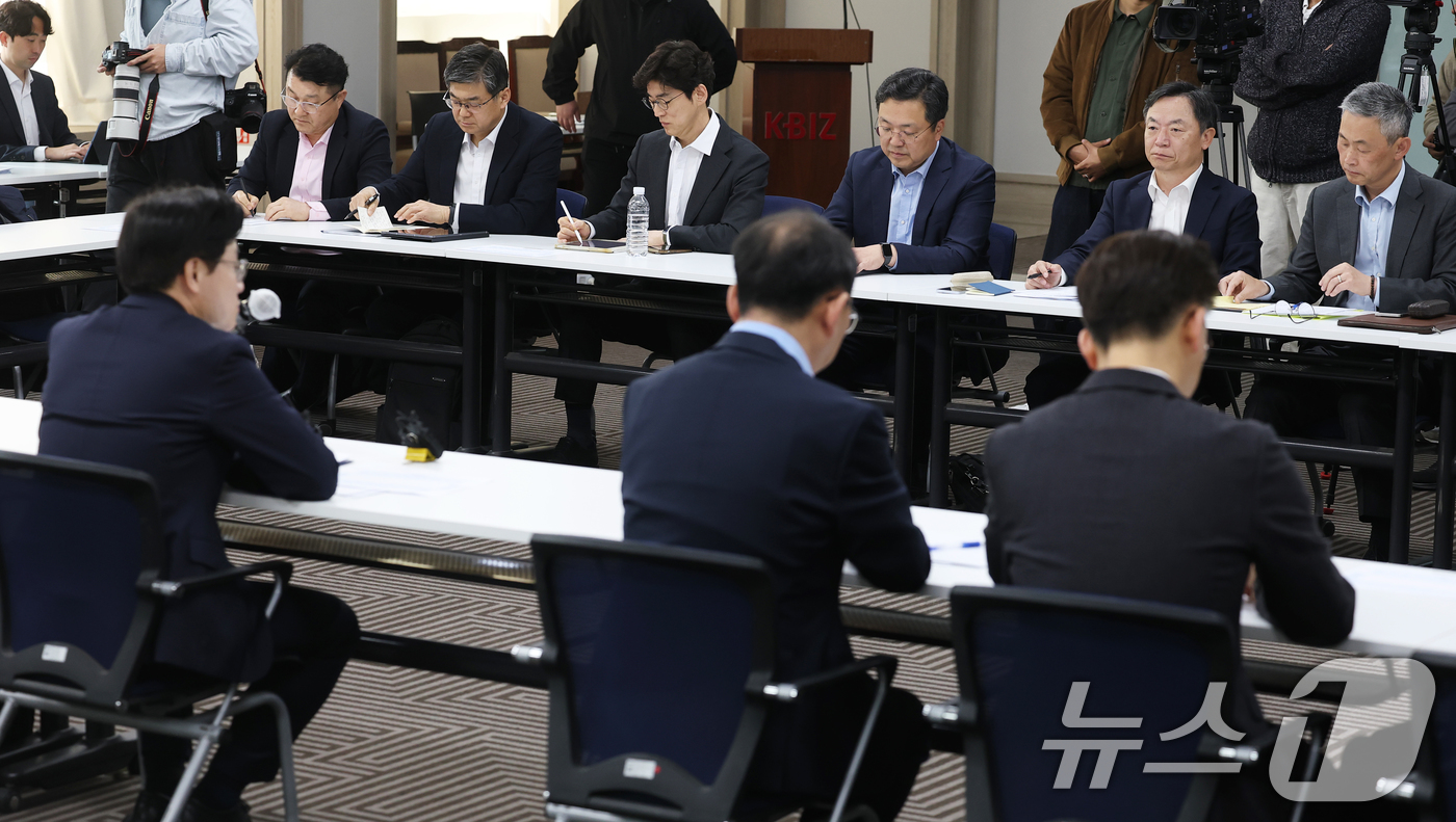 (서울=뉴스1) 오대일 기자 = 2일 오전 서울 영등포구 중소기업중앙회에서 열린 중동전쟁 관련 업종별 석유화학 제품 수급상황 점검회의에서 석화 업계 관계자들이 김정관 산업통상부 장 …