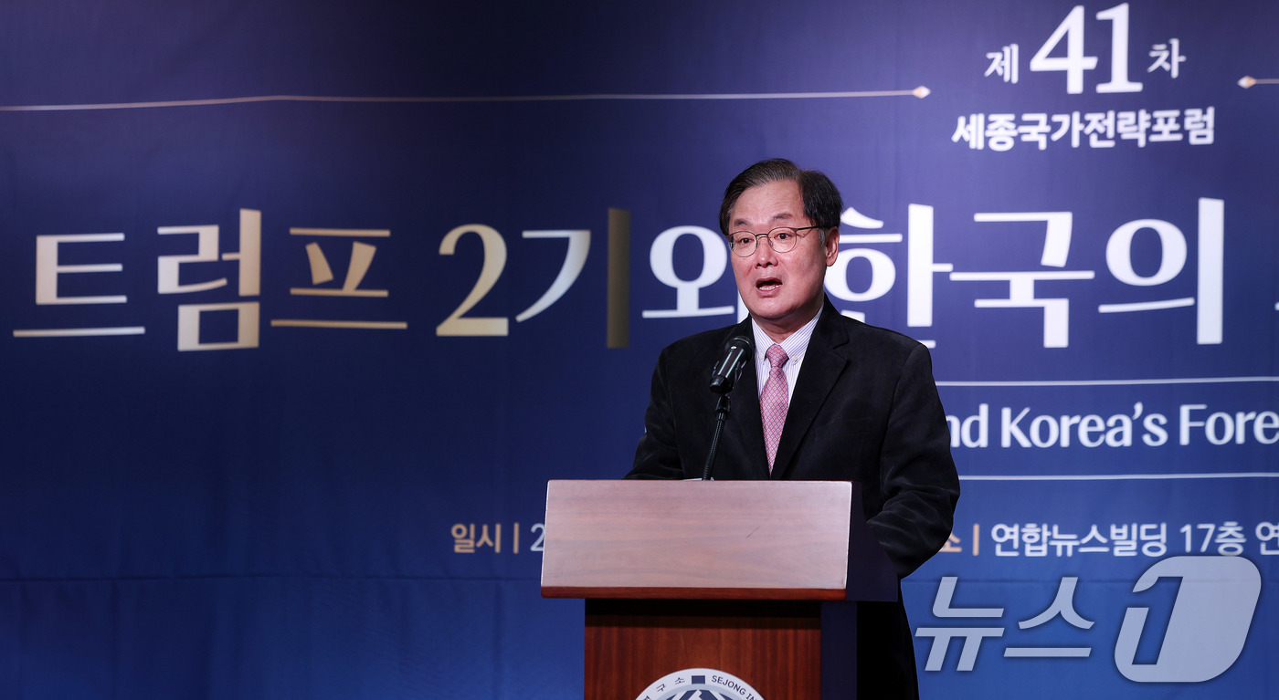 (서울=뉴스1) 박지혜 기자 = 이용준 세종연구소 이사장이 2일 서울 종로구 연합뉴스빌딩에서 ‘트럼프 2기와 한국의 외교·안보 전략’을 주제로 열린 제41차 세종국가전략포럼 개회식 …