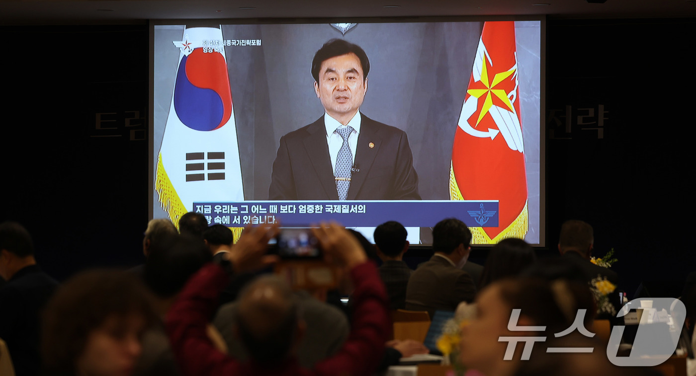 (서울=뉴스1) 박지혜 기자 = 안규백 국방부 장관이 2일 서울 종로구 연합뉴스빌딩에서 ‘트럼프 2기와 한국의 외교·안보 전략’을 주제로 열린 제41차 세종국가전략포럼 개회식에서 …