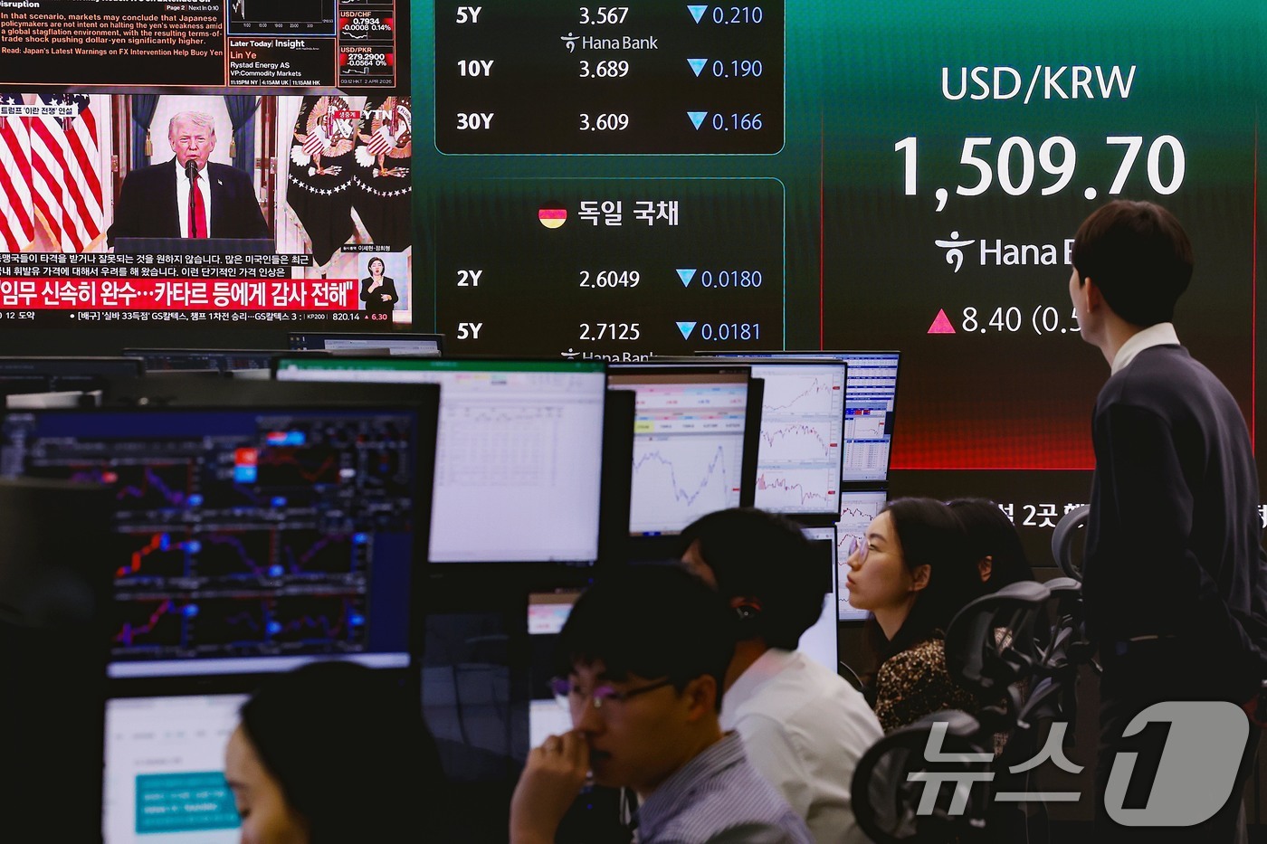 (서울=뉴스1) 조연우 인턴기자 = 2일 오전 서울 중구 하나은행 딜링룸 전광판에 트럼프 미 대통령의 중동 전쟁 관련 대국민 연설 방송이 송출되고 있다. 2026.4.2/뉴스1
