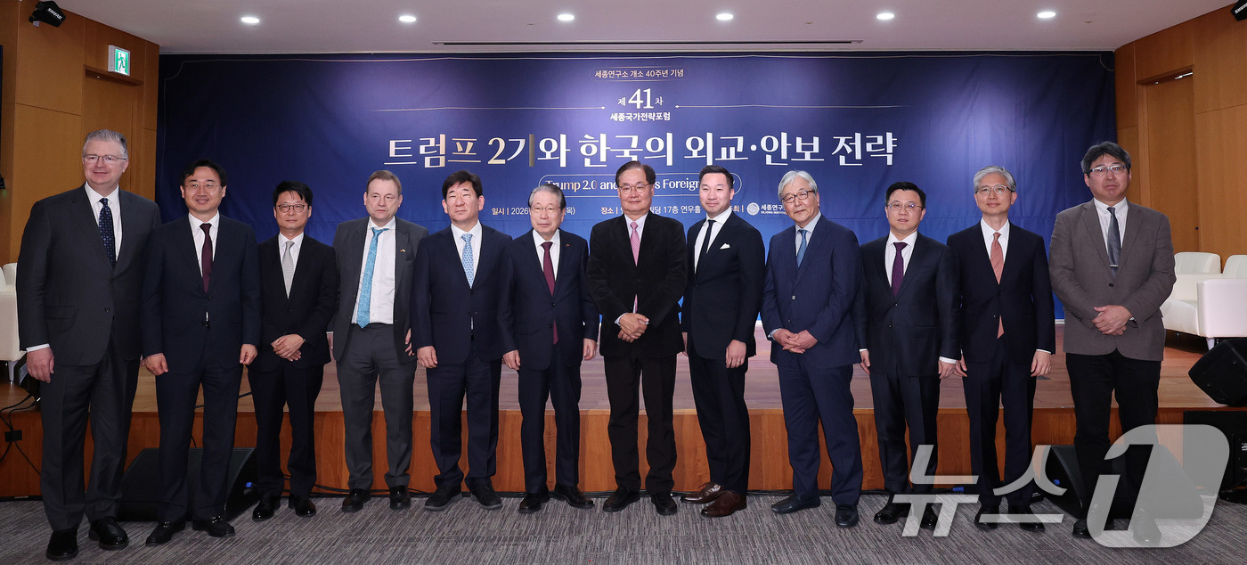 (서울=뉴스1) 박지혜 기자 = 2일 서울 종로구 연합뉴스빌딩에서 ‘트럼프 2기와 한국의 외교·안보 전략’을 주제로 열린 제41차 세종국가전략포럼 개회식에서 참석자들이 기념 촬영을 …