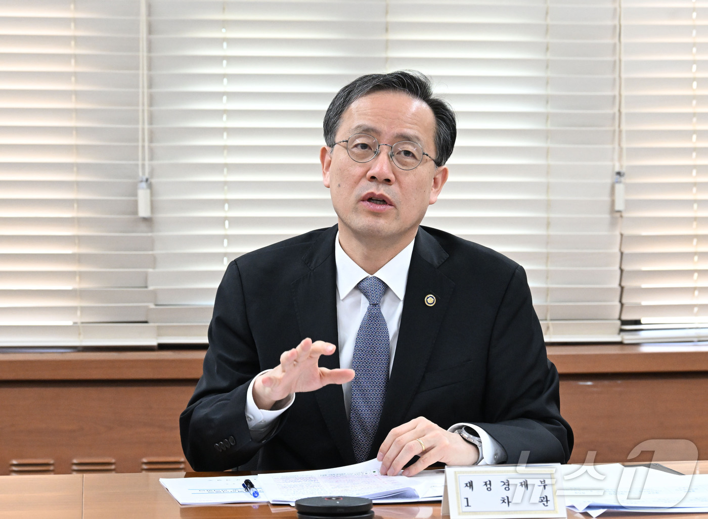 (서울=뉴스1) = 이형일 재정경제부 차관이 2일 서울 종로구 정부서울청사에서 열린 '중동전쟁 물가대응팀 겸 제68차 물가관계차관회의'를 주재하고 있다. (재정경제부 제공. 재판매 …