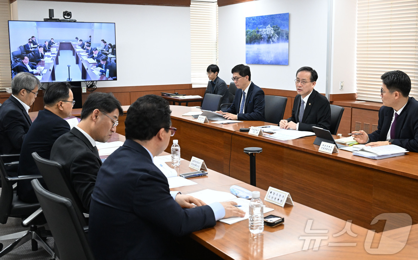 (서울=뉴스1) = 이형일 재정경제부 차관이 2일 서울 종로구 정부서울청사에서 열린 '중동전쟁 물가대응팀 겸 제68차 물가관계차관회의'를 주재하고 있다. (재정경제부 제공. 재판매 …