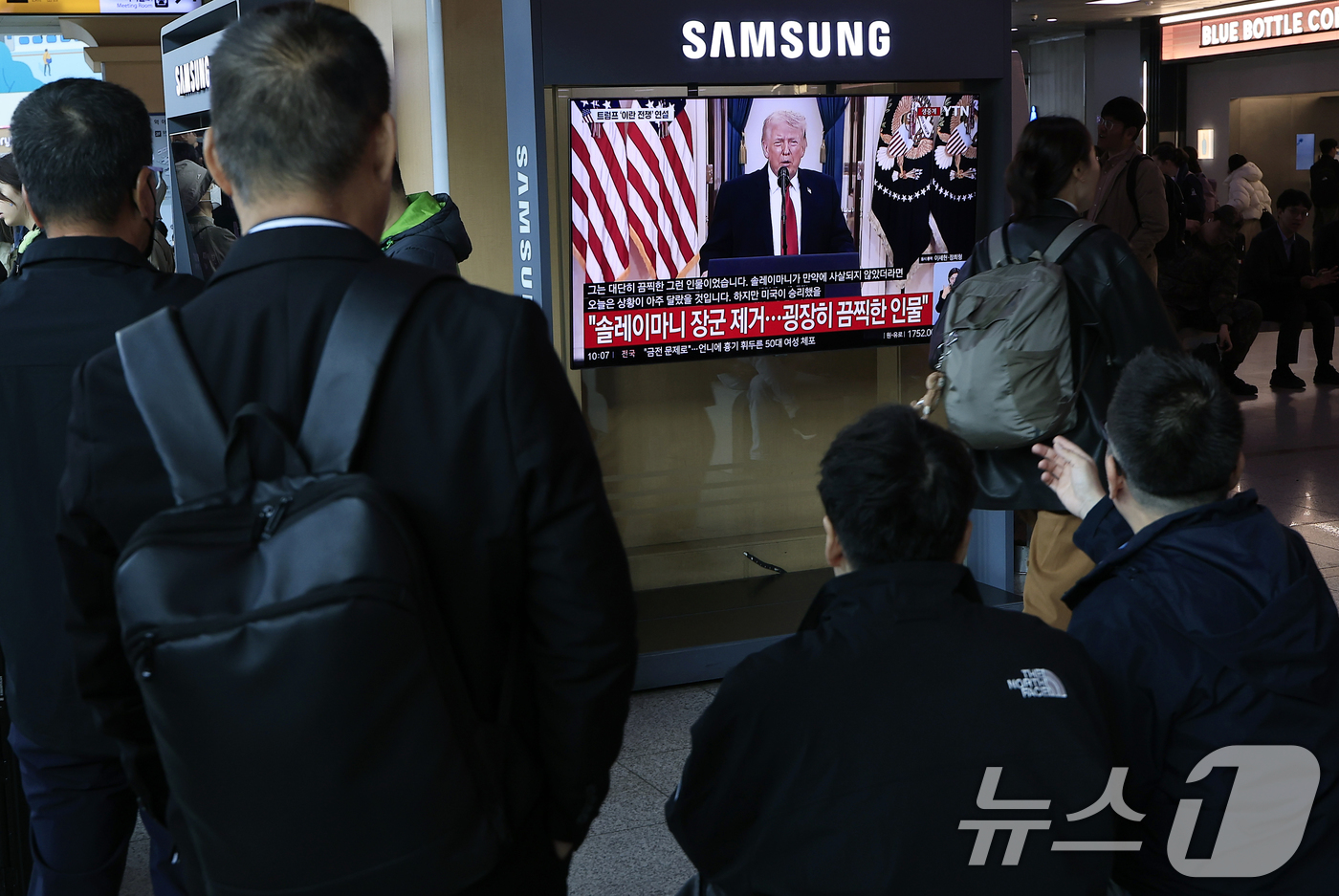 (서울=뉴스1) 박정호 기자 = 2일 오전 서울시 용산구 서울역 대합실에서 시민들이 도널드 트럼프 미국 대통령의 이란 전쟁 상황 관련 대국민 연설 TV 생중계를 지켜보고 있다. …