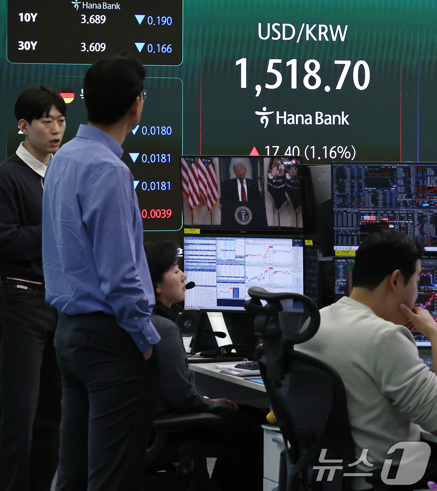 (서울=뉴스1) 구윤성 기자 = 2일 오전 서울 중구 하나은행 딜링룸에서 직원들이 도널드 트럼프 미국 대통령의 이란 관련 대국민 연설 생중계 뉴스를 시청하고 있다.  2026.4. …