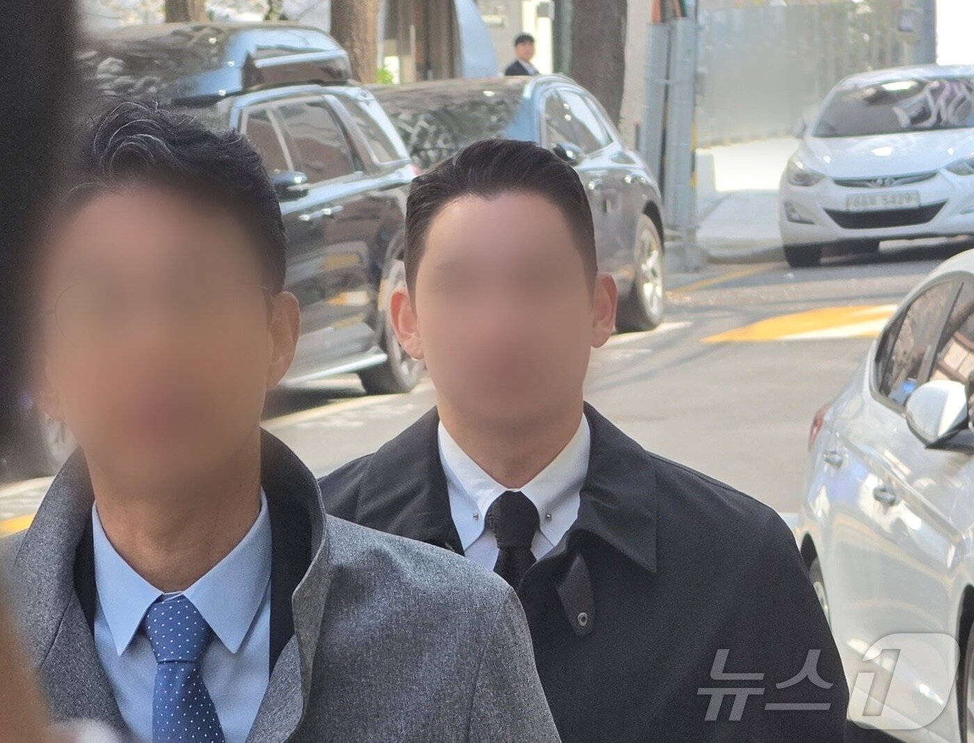 본문 이미지 - 김병기 무소속 의원의 차남 김 모 씨(오른쪽)가 2일 오전 서울경찰청 마포청사에 소환조사를 받기위해 출석하고 있다. 김 씨는 부친 김 의원의 도움으로 숭실대 계약학과에 편입하고 가상자산 거래소 빗썸에 취업할 당시 특혜를 받은 의혹 등을 받는다. 2026.4.2 ⓒ 뉴스1 권준언 기자