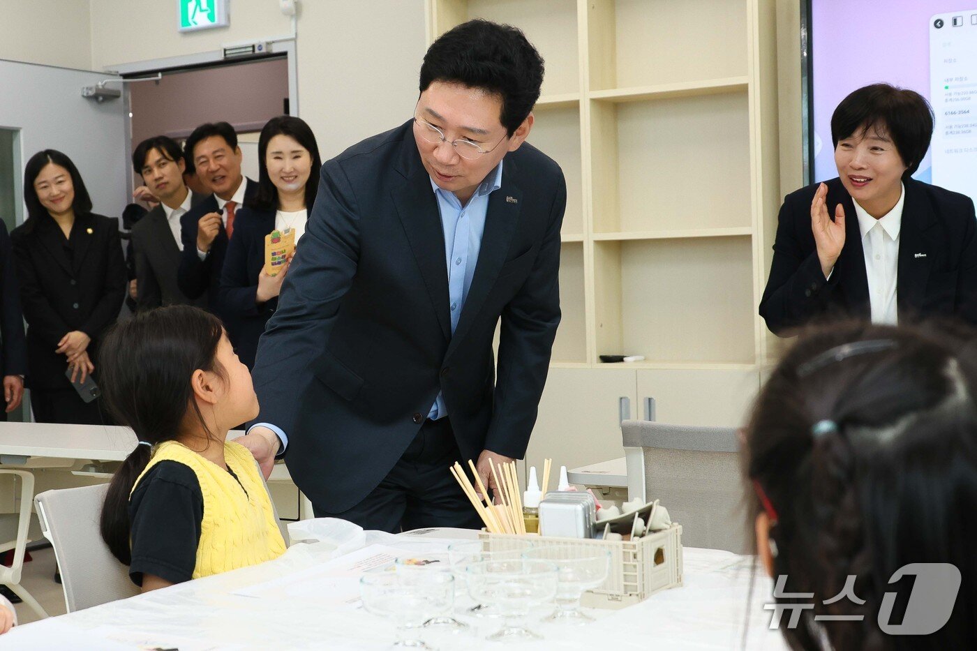 본문 이미지 - 이상일 시장이 1일 개관한 '보정미르휴먼센터'에서 아이들과 인사를 나누고 있다.(용인시 제공)