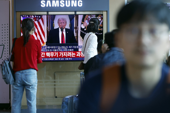 이란 전쟁 관련 트럼프 대국민연설 지켜보는 시민들