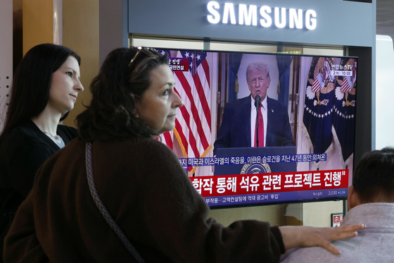 트럼프 대통령 대국민연설 지켜보는 외국인 관광객들