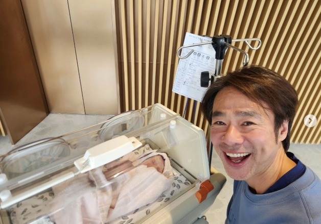 '득녀' 김홍표, 51세에 아빠 됐다 "마음가짐 달라져…응원 감사"