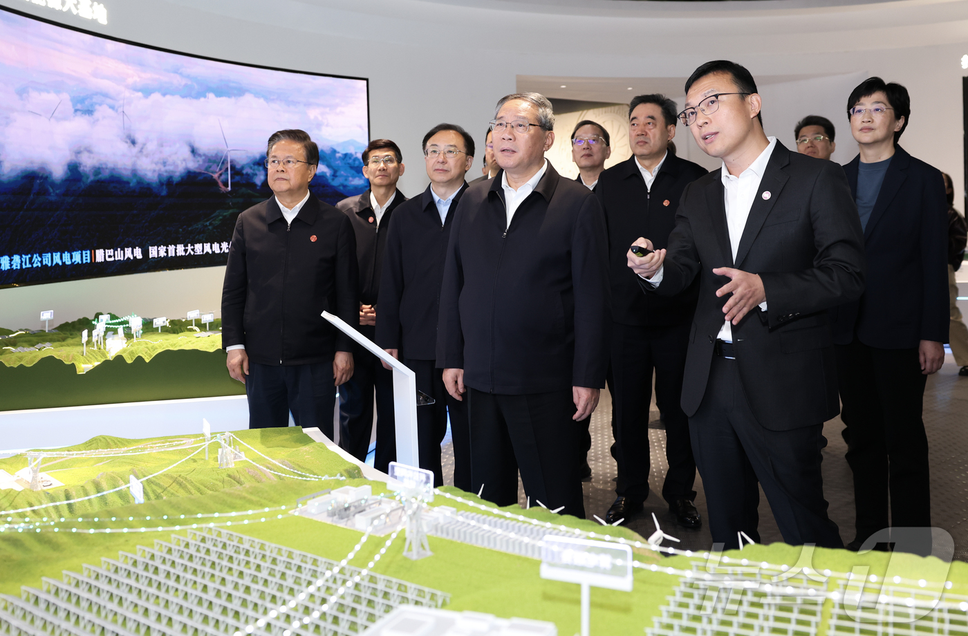 (신화=뉴스1) 정은지 특파원 = 리창 중국 총리가 31일 랴룽장수역수리전력개발 유한회사를 찾아 수력, 풍력, 태양광 일체화 기지 개발 등의 상황을 청취하고 있다.ⓒ 신화=뉴스1