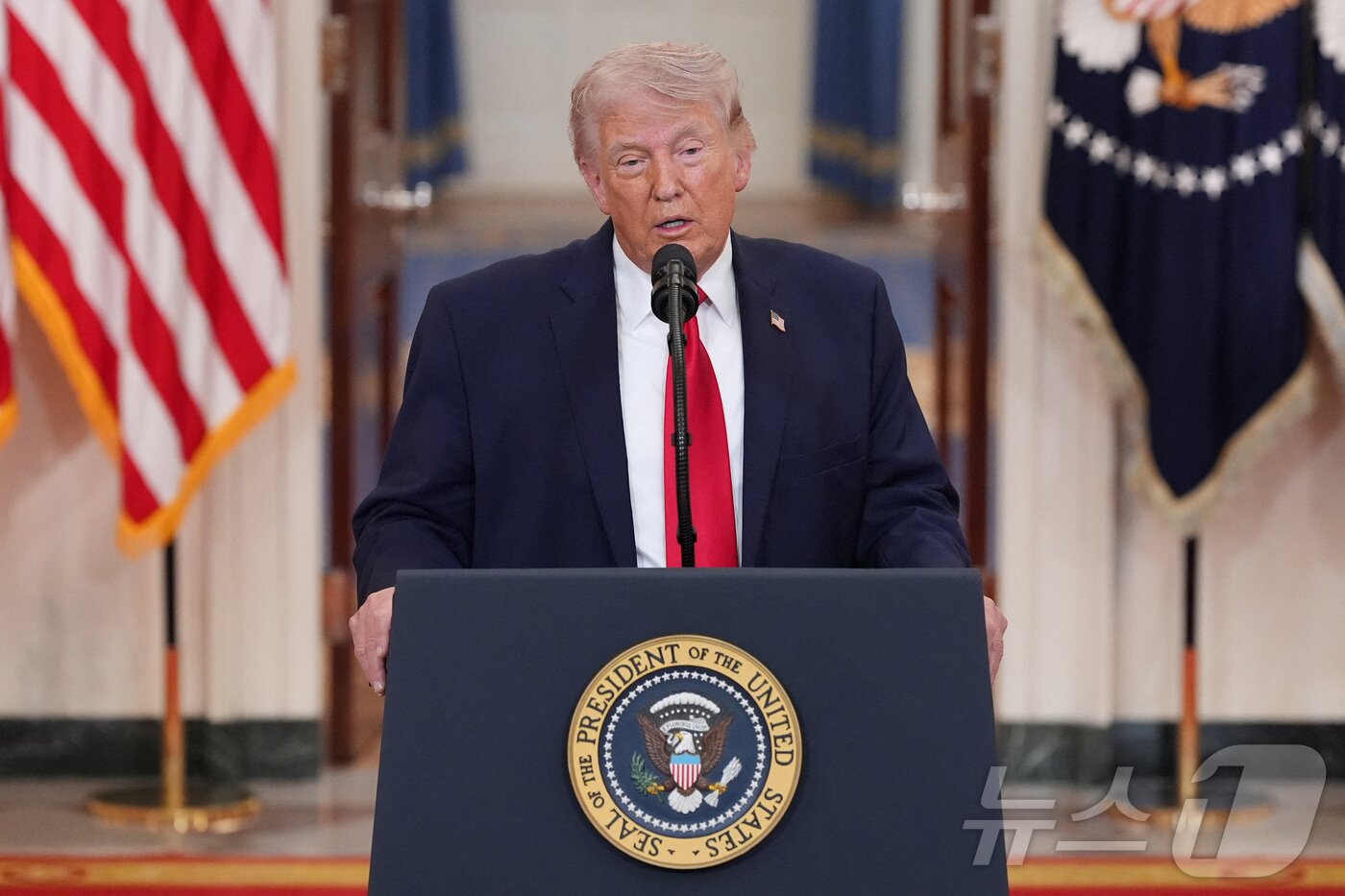 본문 이미지 - 도널드 트럼프 미국 대통령이 지난 1일(현지시간) 워싱턴 D.C. 백악관에서 이란 전쟁에 관한 대국민 연설을 하고 있는 모습이다. ⓒ 로이터=뉴스1