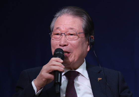 발언하는 유명환 전 외교부 장관