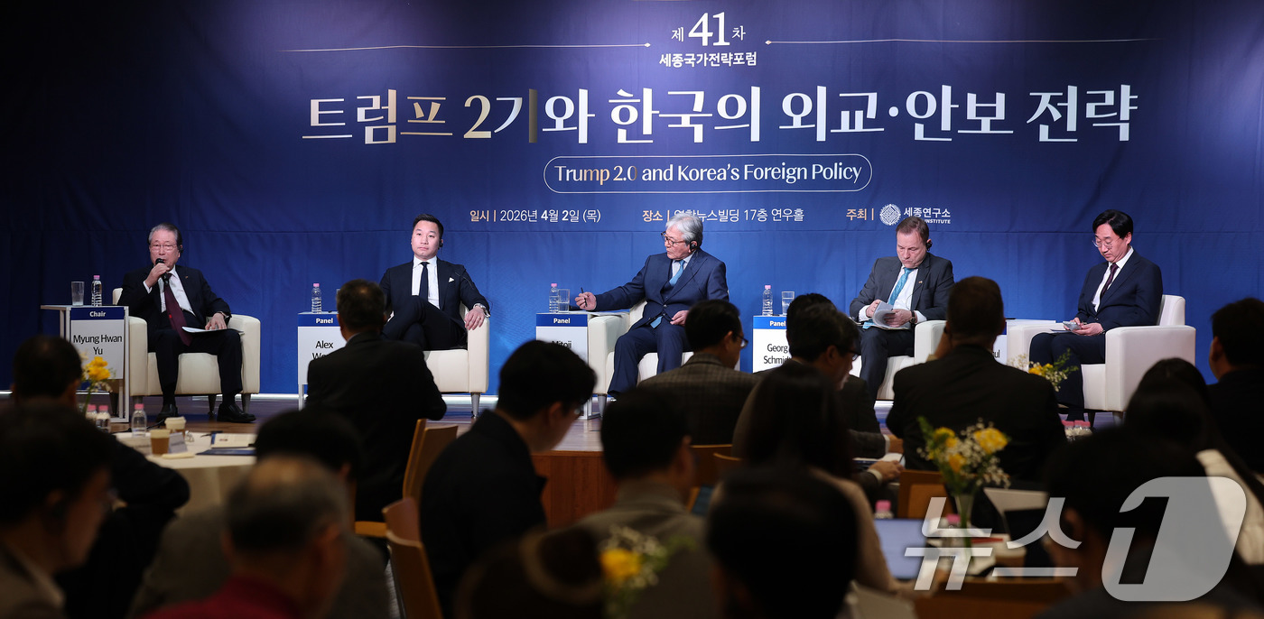 (서울=뉴스1) 박지혜 기자 = 2일 서울 종로구 연합뉴스빌딩에서 ‘트럼프 2기와 한국의 외교·안보 전략’을 주제로 열린 제41차 세종국가전략포럼에서 좌장인 유명환 전 외교부 장관 …