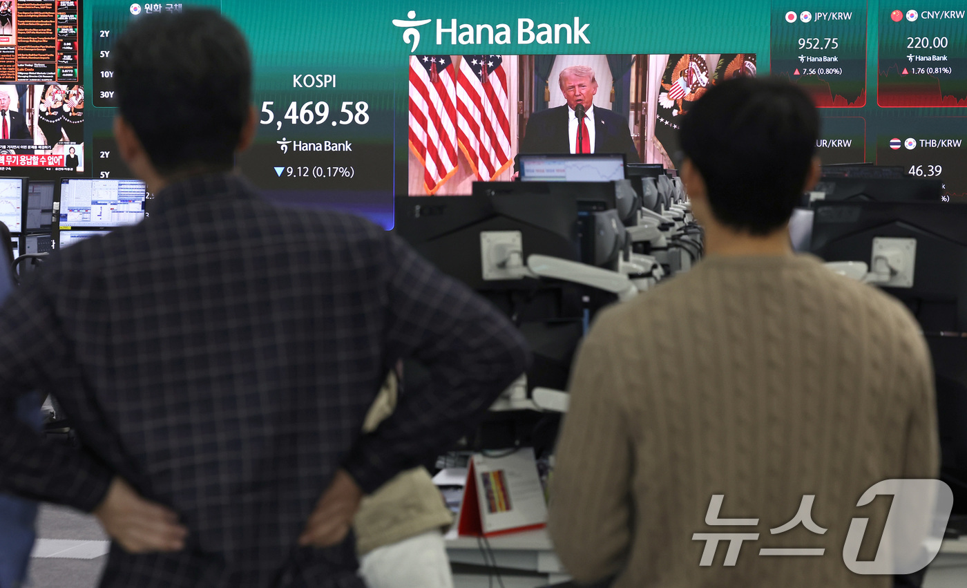 (서울=뉴스1) 구윤성 기자 = 2일 오전 서울 중구 하나은행 딜링룸에서 직원들이 도널드 트럼프 미국 대통령의 이란 관련 대국민 연설 생중계를 시청하고 있다. 2026.4.2/뉴스 …