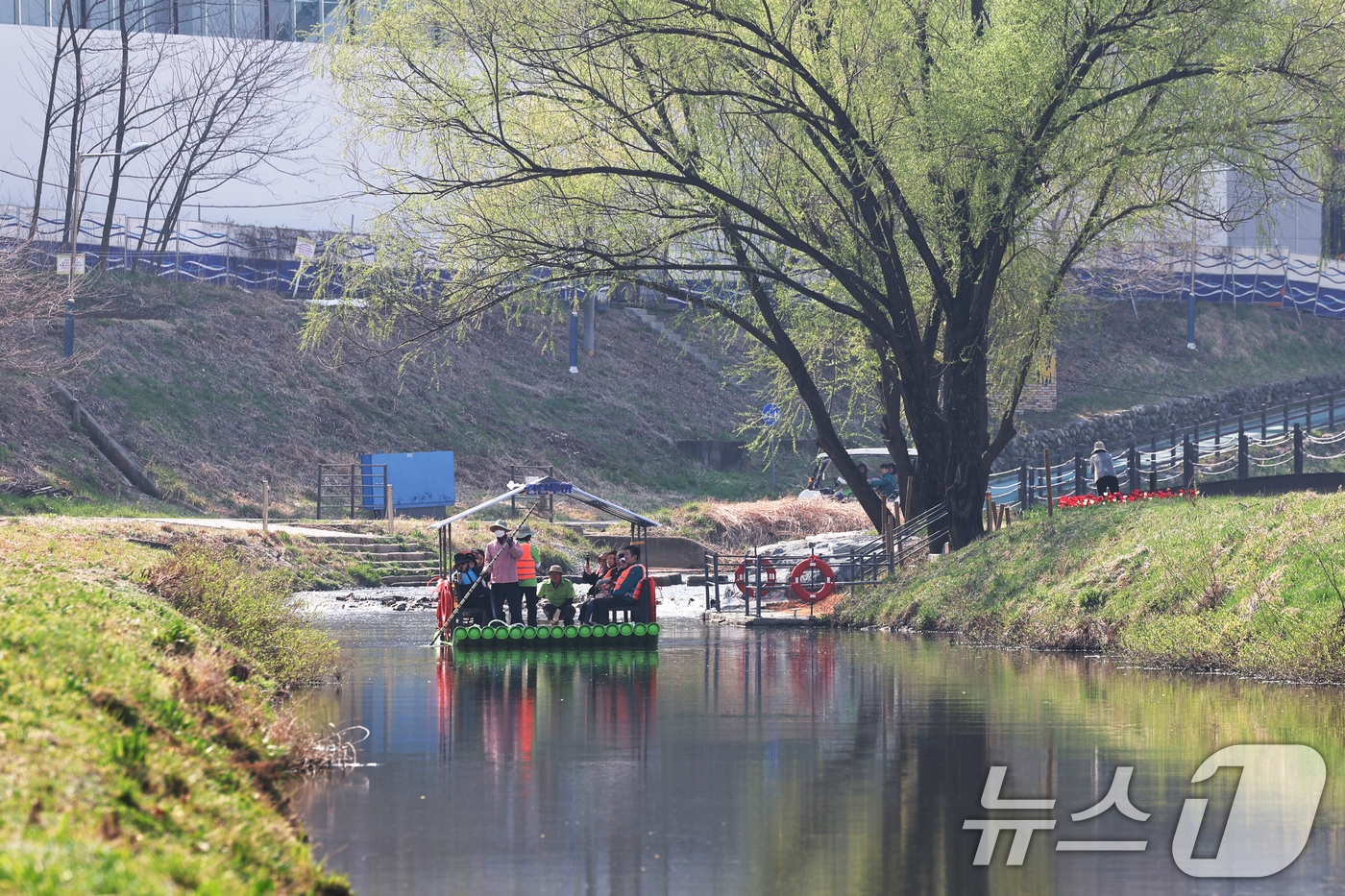 (서울=뉴스1) 임지훈 인턴기자 = ‘양재천 천천투어’에 참여한 서초구민 어르신들이 2일 서울 서초구 양재천에서 뗏목을 타고 이동하고 있다.‘양재천 천천투어’는 ‘하천(川)에서 천 …