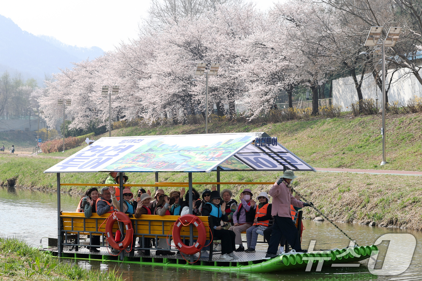 (서울=뉴스1) 임지훈 인턴기자 = ‘양재천 천천투어’에 참여한 서초구민 어르신들이 2일 서울 서초구 양재천에서 뗏목을 타고 손인사를 하고 있다.‘양재천 천천투어’는 ‘하천(川)에 …